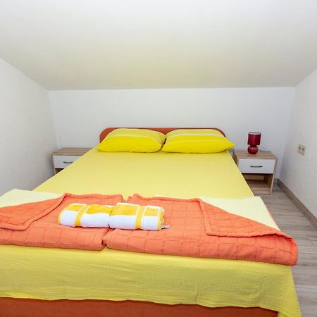 Apartmani Filip Pag Town Exterior photo